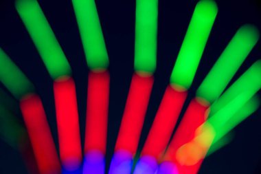 Soyut çok renkli floresan siyah arka plan üzerine