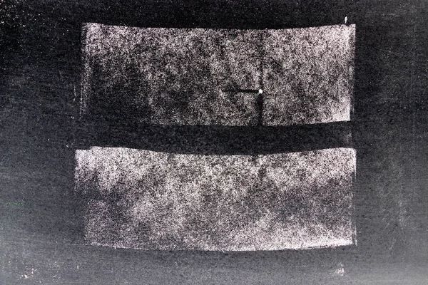 Набір гранжевого білого крейдяного художнього пензля у формі квадратної лінії на фоні чорної дошки. Декорування та елемент дизайну — стокове фото