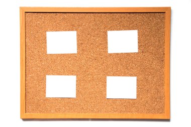 Kahverengi mantar ahşap çerçeve ile yönetim kurulu ve beyaz arka plan üzerinde ek not kağıdı var