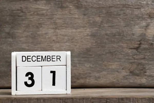 Vit block kalender nuvarande datum 31 och månaden December på trä bakgrund — Stockfoto