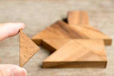 Ahşap tangram bulmacanın beklemek için yapı rüya ev, ev şeklinde yerine getirmek için mutlu bir hayat, gayrimenkul yatırım, ev kredisi kavramı 
