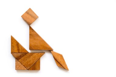 Sandalye veya restroo tuvalette oturan adam ahşap tangram bulmaca
