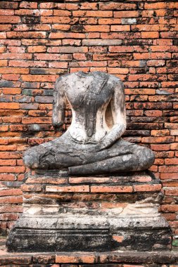 Kırmızı tuğla arka plan Ayutthaya, Tayland tapınak ile eski kırık Buda heykeli