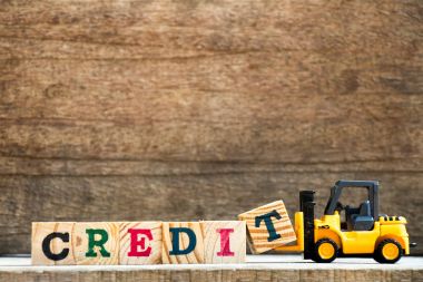 Sarı plastik oyuncak forklift tutun kelime tamamlamak için mektup blok T