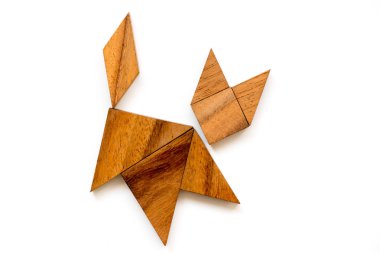 Beyaz arka plan üzerinde kedi şeklinde ahşap tangram bulmacanın