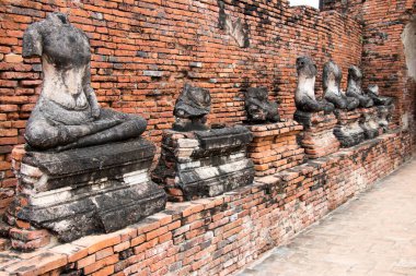 Kırmızı tuğla arka plan Ayutthaya, Tayland tapınak ile eski kırık Buda heykeli