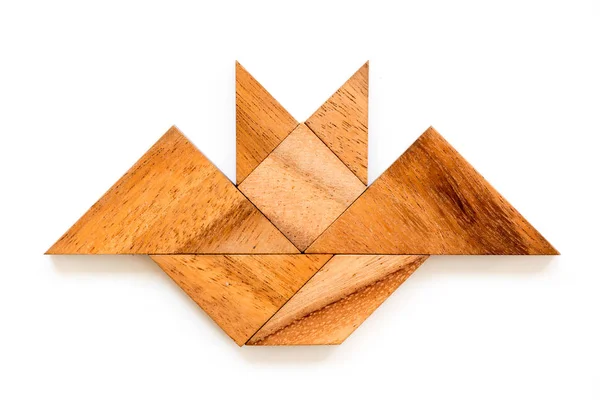 Rompecabezas de madera tangram en forma de murciélago sobre fondo blanco — Foto de Stock