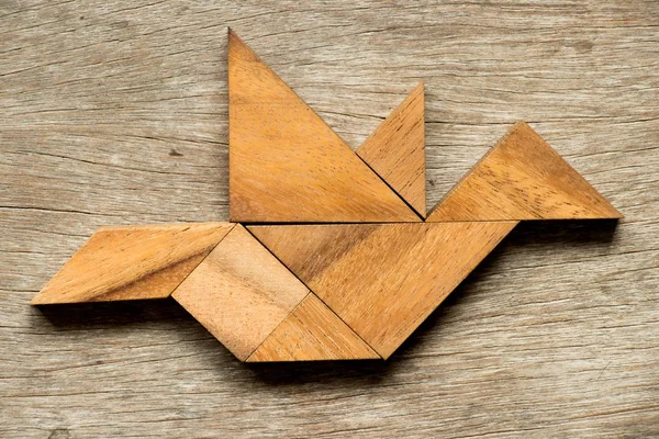 Puzzle tangram drewna w latający ptak tło kształtu — Zdjęcie stockowe