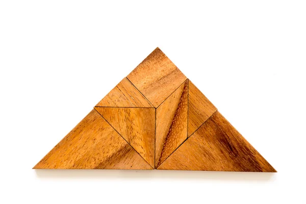 Rompecabezas tangram madera en forma de triángulo sobre fondo blanco — Foto de Stock