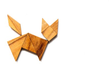 Ahşap tangram bulmacanın içinde yürüyüş veya şekil beyaz arka plan üzerinde çalışan kedi