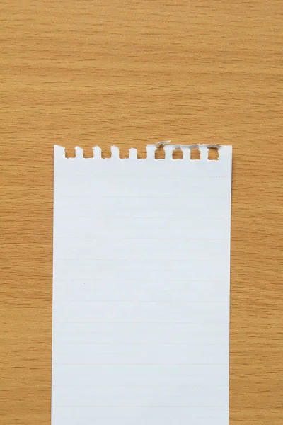 Papel forrado en blanco sobre tabla de madera para escribir, recuerde que debe hacer la lista — Foto de Stock