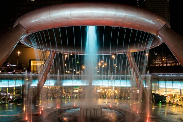 Singapore - 7 mei 2017: Fountain of Wealth is de beroemde reisbestemming gevestigd in Suntec torens, Singapore. — Stockfoto