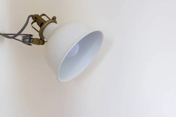 Einstellbare weiße Lampe auf dem Wandhintergrund — Stockfoto