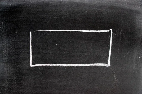 Άσπρη κιμωλία σχεδίασης σε κενό τετράγωνο σχήμα σε μαυροπίνακα φόντο — Φωτογραφία Αρχείου
