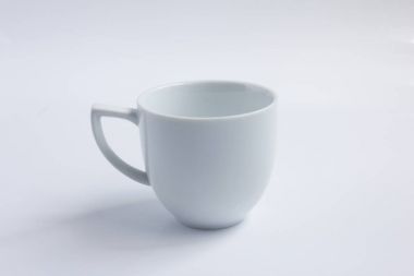 Beyaz arka plan üzerinde beyaz boş seramik kahve fincanı