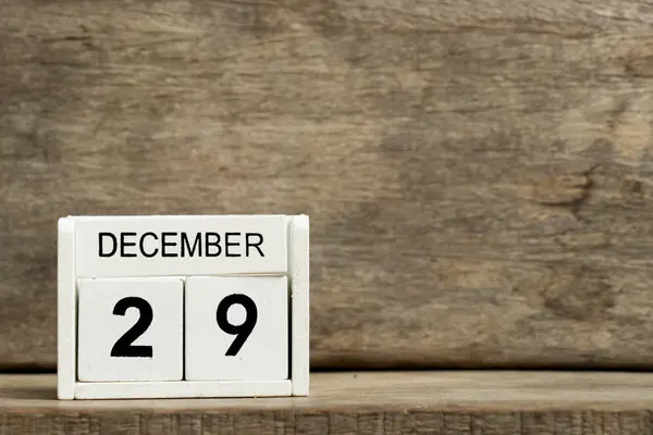 Vit block kalender nuvarande datum 29 och månaden December på trä bakgrund — Stockfoto