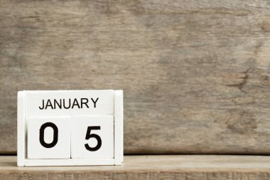 Mevcut Tarih 5 ve ay Ocak ahşap arka plan üzerinde beyaz blok takvim