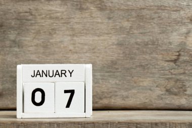 Mevcut Tarih 7 ve ay Ocak ahşap arka plan üzerinde beyaz blok takvim