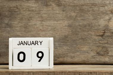 Beyaz blok takvim mevcut Tarih 9 ve ay Ocak üzerinde ahşap ba