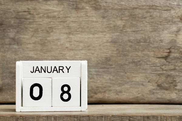 Witte blok kalender huidige datum 8 en maand januari op houten achtergrond — Stockfoto