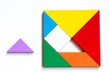 Beyaz arka plan üzerinde tamamlamak için bekleyin kare şeklinde bulmaca renkli ahşap tangram