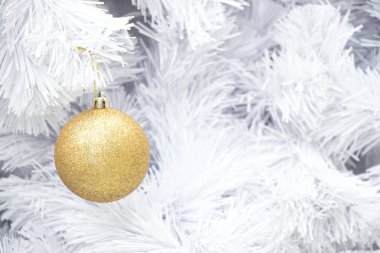 Altın topu chrismas ağaç arka plan (dekorasyon Noel ve yeni yıl festival için beyaz Şubesi