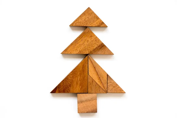 Beyaz arka plan üzerinde Noel ağacı şeklinde ahşap tangram bulmacanın — Stok fotoğraf
