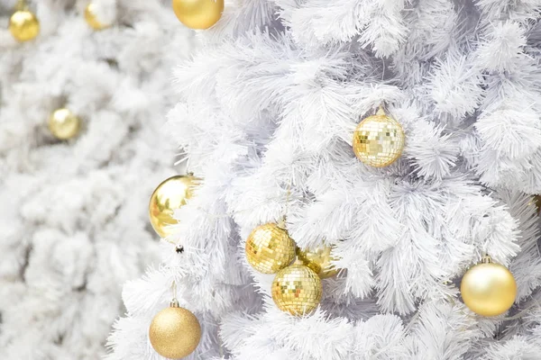 Bola de oro en la rama blanca del fondo del árbol de Navidad (Decoración para el festival de Navidad y Año Nuevo —  Fotos de Stock