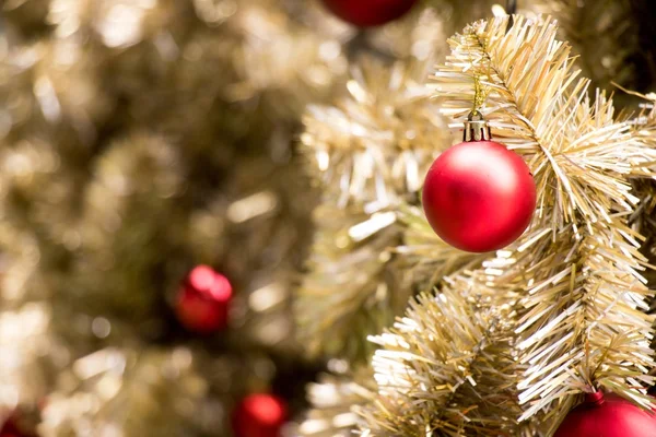 Bola roja en la rama de oro del fondo del árbol de Navidad artificial (Decoración para el festival de Navidad y Año Nuevo —  Fotos de Stock