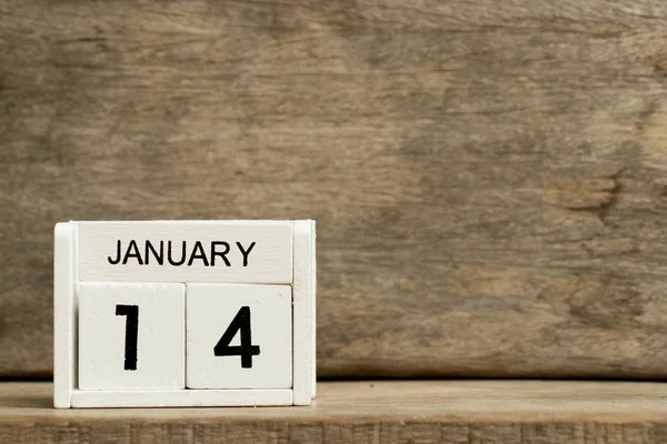 Vit block kalender nuvarande 14 och månad Januari på trä bakgrund — Stockfoto