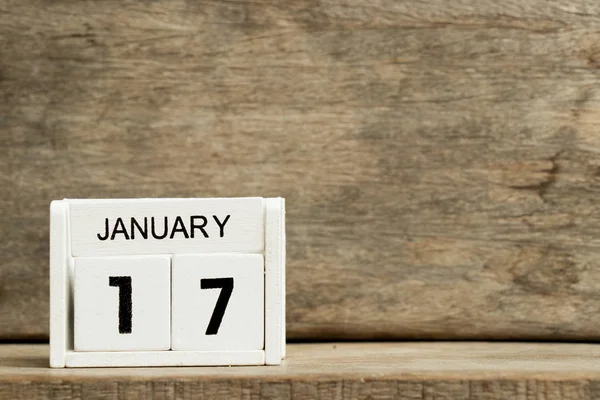 Witte blok kalender huidige datum 17 en maand januari op houten achtergrond — Stockfoto