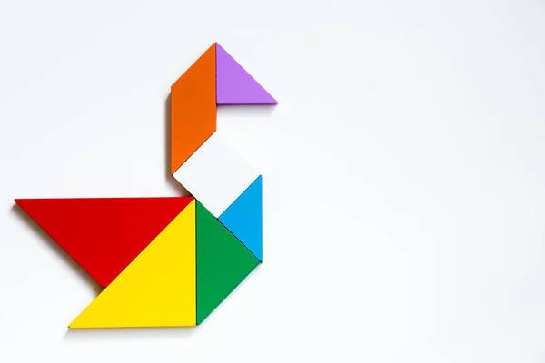 Barevný dřevěný tangram puzzle ve tvaru Labutí na bílém pozadí — Stock fotografie