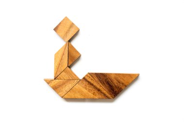 Ahşap tangram bulmacanın adam şekli ile Teknede beyaz arka plan