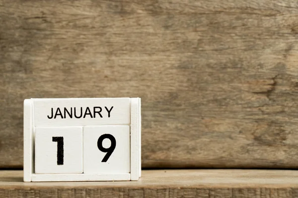 Witte blok kalender huidige datum 19 en maand januari op houten achtergrond — Stockfoto