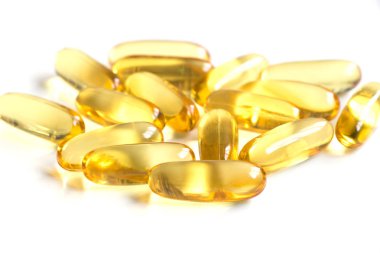 Beyaz arka plan (tıp, ilaç, beslenme ek kavramı üzerinde sarı renkli yumuşak jelatin kapsül)