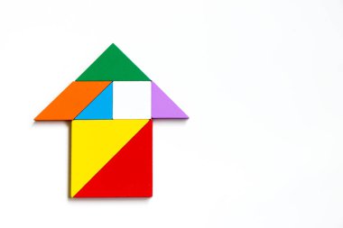Renk ahşap tangram bulmacanın OK veya ev şeklindeki beyaz arka plan üzerinde