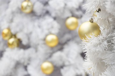 Altın topu chrismas ağaç arka plan (dekorasyon Noel ve yeni yıl festival için beyaz Şubesi