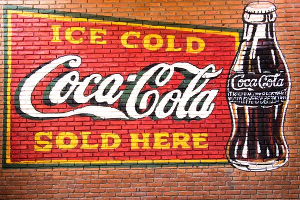 Bangkok, Thailand, December 2, 2017, A vintage advertisement for Coca-Cola on a brick wall. Coca-Cola - популярный газированный безалкогольный напиток . — стоковое фото