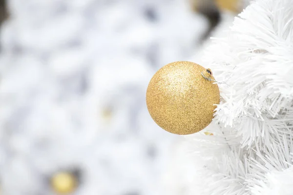 Goldkugel auf weißem Zweig des Christbaumhintergrunds (Dekoration für Weihnachten und Neujahr — Stockfoto