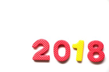 Oyuncak köpük alfabesiyle ifade 2018 üzerinde beyaz arka plan (Happy new year dekorasyon konsepti)