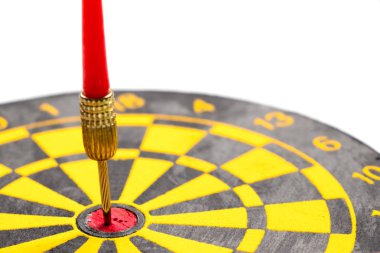 Sarı ve siyah dart tahtası numarası ile renk ve beyaz arka plan (konsept iş odaklama üzerinde kırmızı nokta vurmak ok var)