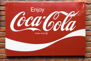 Bangkok, Tayland, 2 Aralık 2017 A eski grunge reklam billboard Coca-Cola için bir tuğla duvar. Coca-Cola popüler bir gazlı alkolsüz içecek olduğunu.
