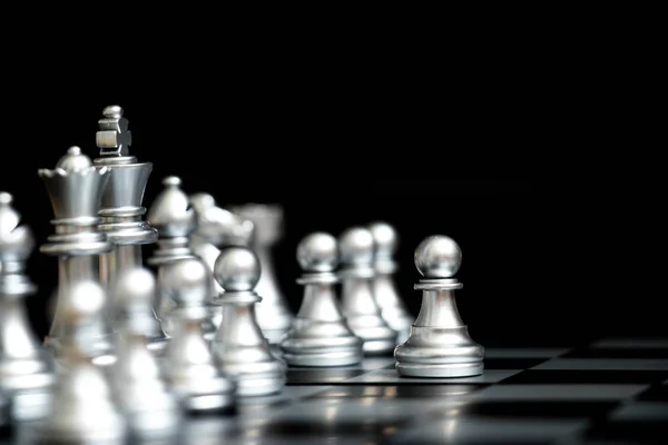 Pedina nel gioco degli scacchi nel primo passo mossa su sfondo nero — Foto Stock
