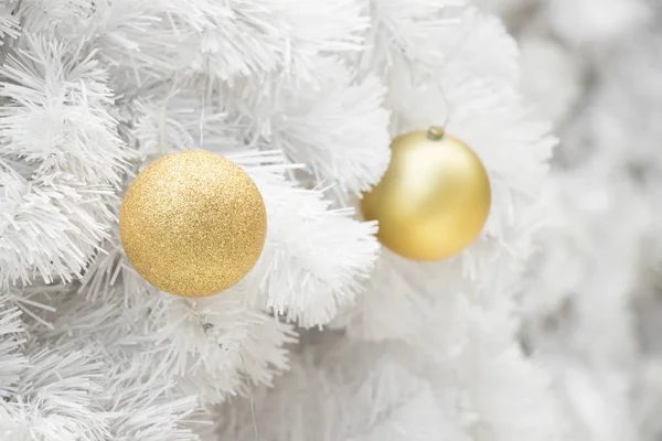 Bola de ouro no ramo branco do fundo da árvore de natal (Decoração para o Natal e Ano Novo festival — Fotografia de Stock