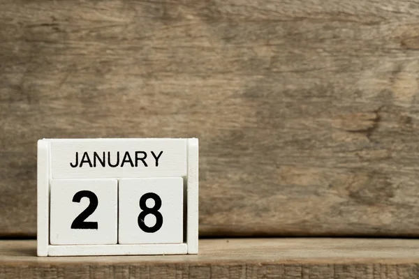 Witte blok kalender huidige datum 28 en maand januari op houten achtergrond — Stockfoto