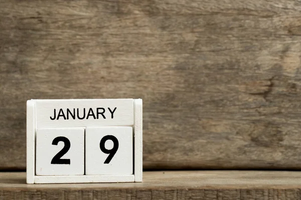 Witte blok kalender huidige datum 29 en maand januari op houten achtergrond — Stockfoto
