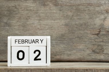 Beyaz blok takvim mevcut Tarih 2 ve ay Şubat'ta tahta arka plan