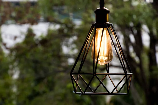 Gele lamp hangen met groene achtergrond — Stockfoto