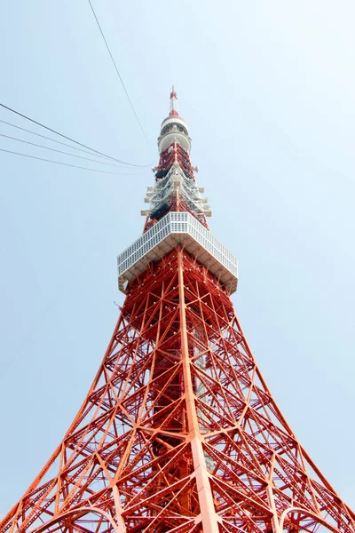 青空背景には、東京の有名なランドマーク、東京タワー — ストック写真