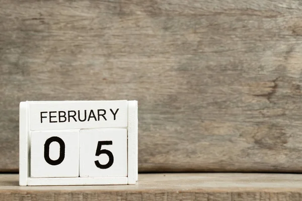 Kalendář bílý blok současné datum 5 a měsíce února na pozadí — Stock fotografie